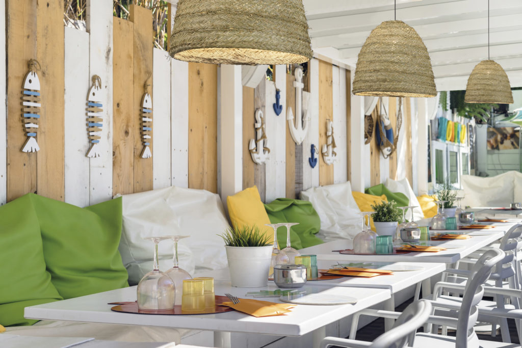 Table,And,Chairs,In,Empty,Cafe,Near,The,Beach